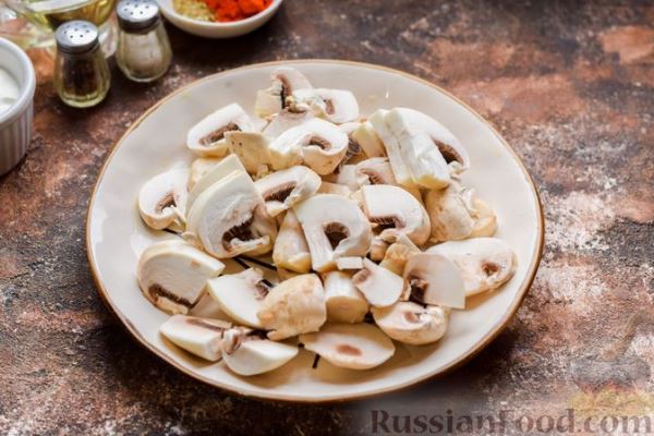 Индейка, тушенная с грибами и овощами в томатно-сметанном соусе