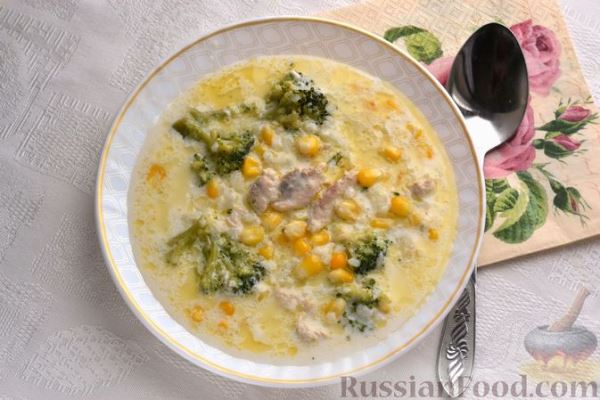 Куриный суп с брокколи, рисом, кукурузой и молоком