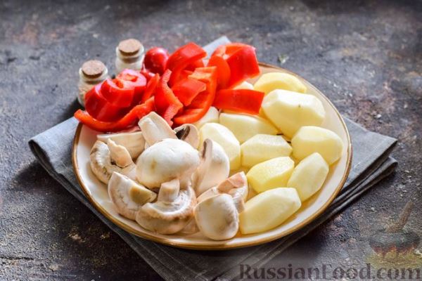 Мясо, тушенное с картофелем, болгарским перцем и грибами