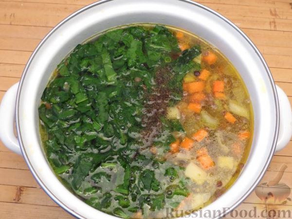 Овощной суп с чечевицей, сельдереем и шпинатом