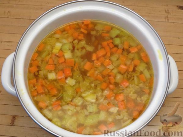 Овощной суп с чечевицей, сельдереем и шпинатом