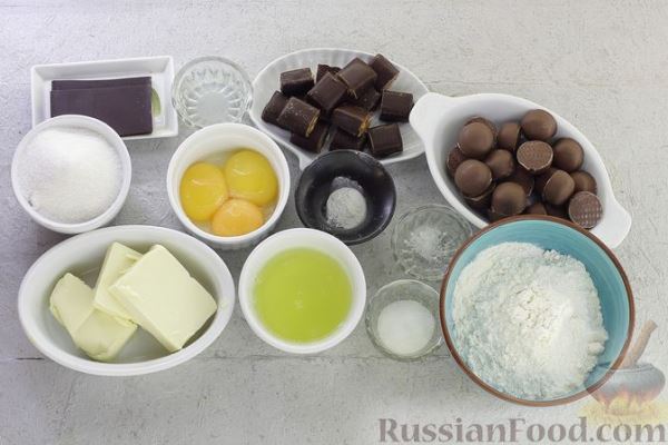 Пирожные из песочного теста с меренгой и шоколадными конфетами