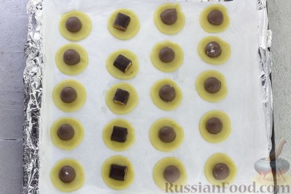 Пирожные из песочного теста с меренгой и шоколадными конфетами