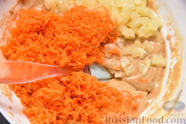 Пряный морковный торт с ананасами и масляно-сырным кремом