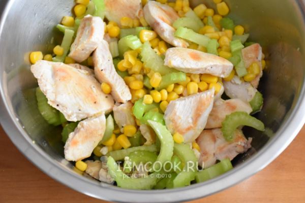 Салат с курицей, сельдереем и кукурузой
