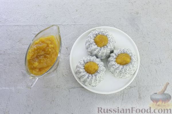 Сметанно-сливочный десерт с маком и соусом из кураги